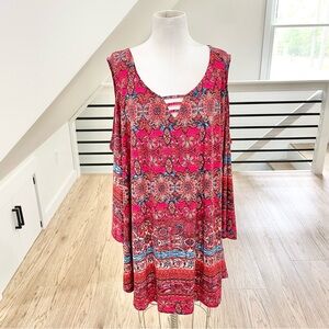 NWT 26/28  Avenue Bohemian floral top with peekaboo shoulder cutouts